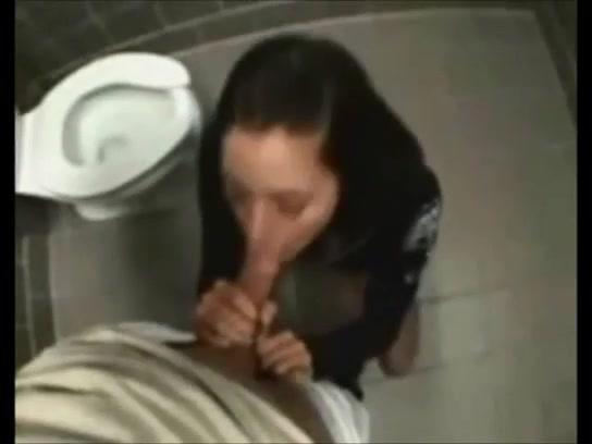 Брюнетка сосет пенис в общественном туалете