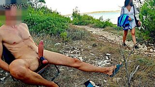 Встретил развратную девушку на пляже. Во время эксгибиционистского дня на море нашёл милую женщину