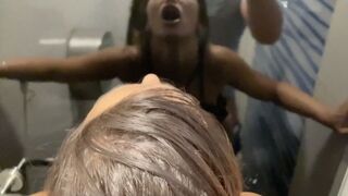 Отсосала парню в кинотеатре и попросила выебать в туалете