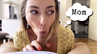 Мама пришла домой и чуть не застала меня за минетом. Я продолжила сосать пока она была на кухне