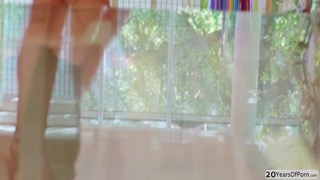 Молодая азиатка сосет член после дрочки